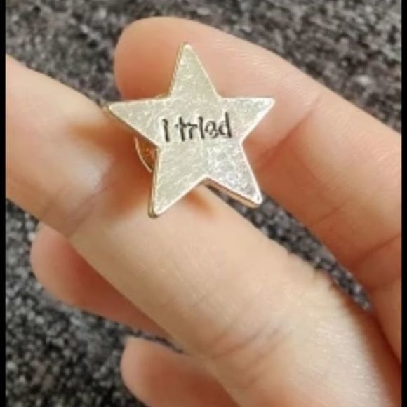 🚨🔜 F I N A L  S A L E 🔚🚨 Gold Star Pin - Picture 2 of 4